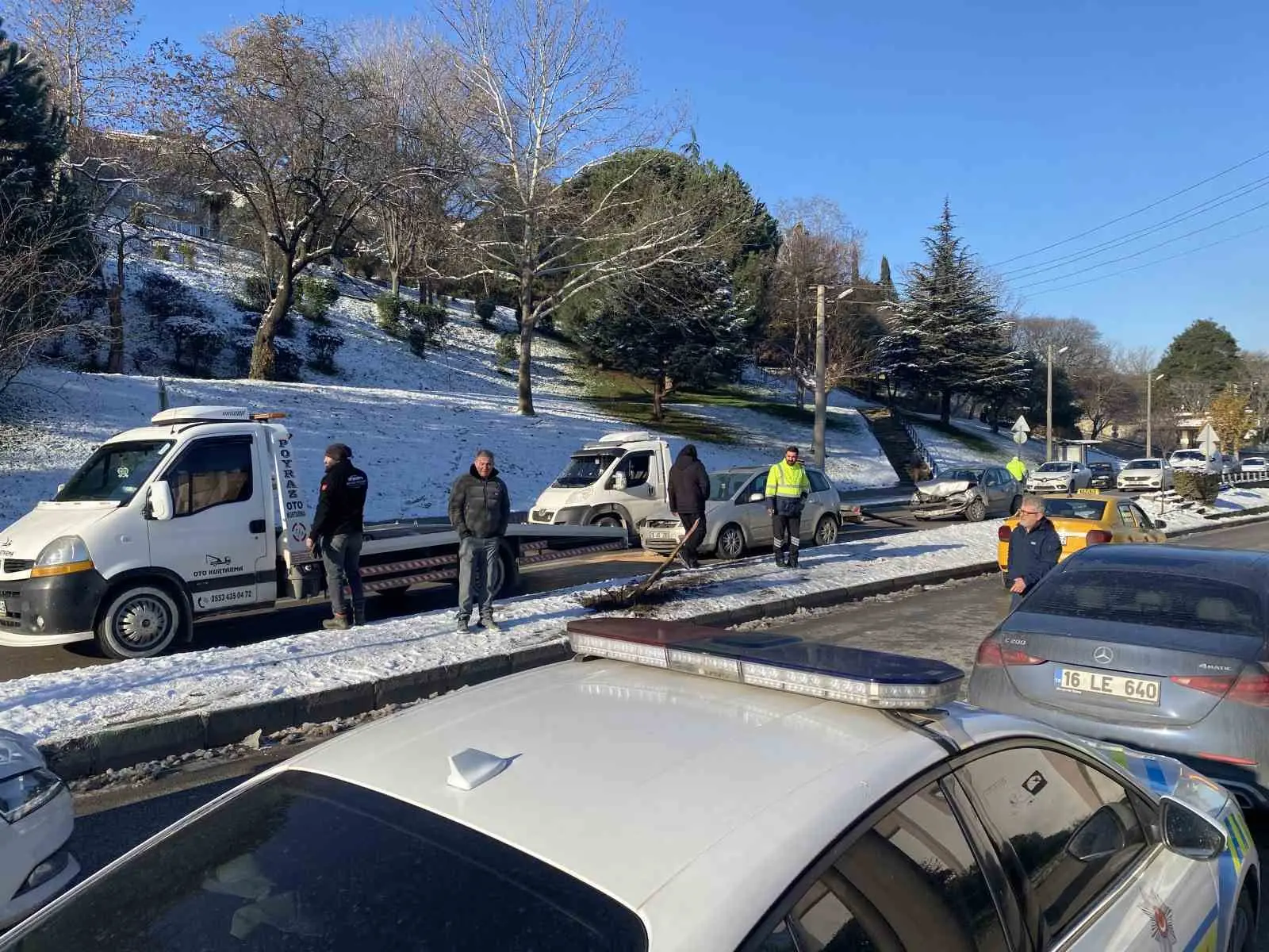 Bursa’da buzlanma nedeniyle kontrolden çıkan otomobil önündeki araca çarpıp, çarptığı