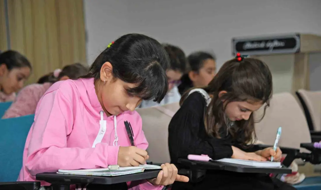 Osmangazi Belediyesi’nin çocukların yazma becerilerini geliştirmek amacıyla hayata geçirdiği Küçük