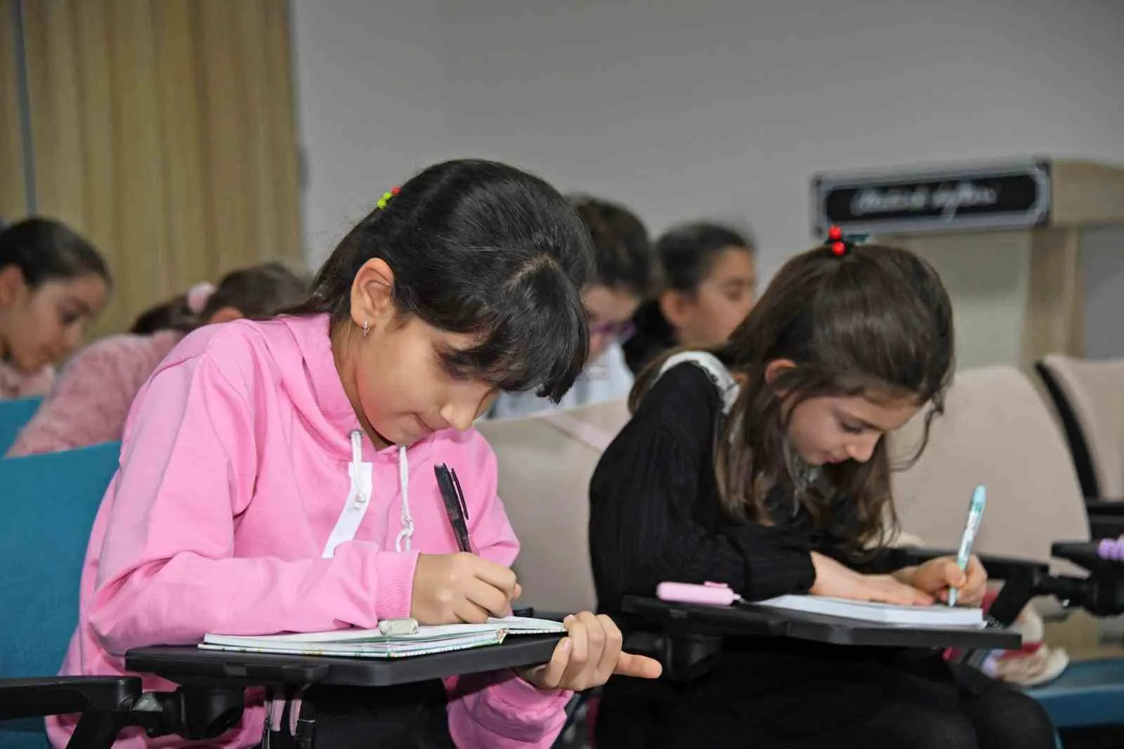 Osmangazi Belediyesi’nin çocukların yazma becerilerini geliştirmek amacıyla hayata geçirdiği Küçük