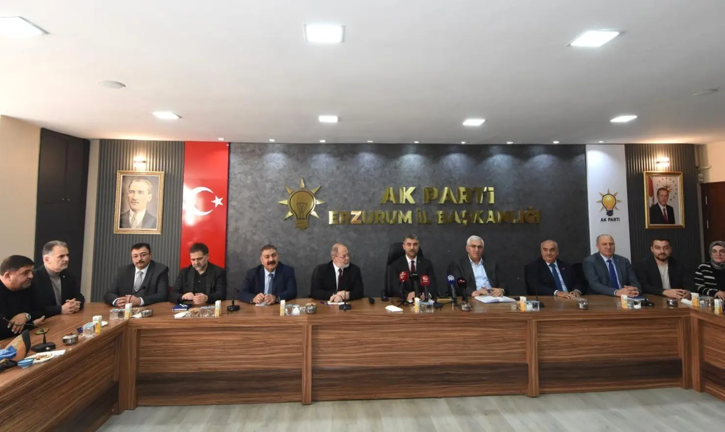 AK Parti Erzurum İl Başkanı İbrahim Küçükoğlu, il binasında yaptığı