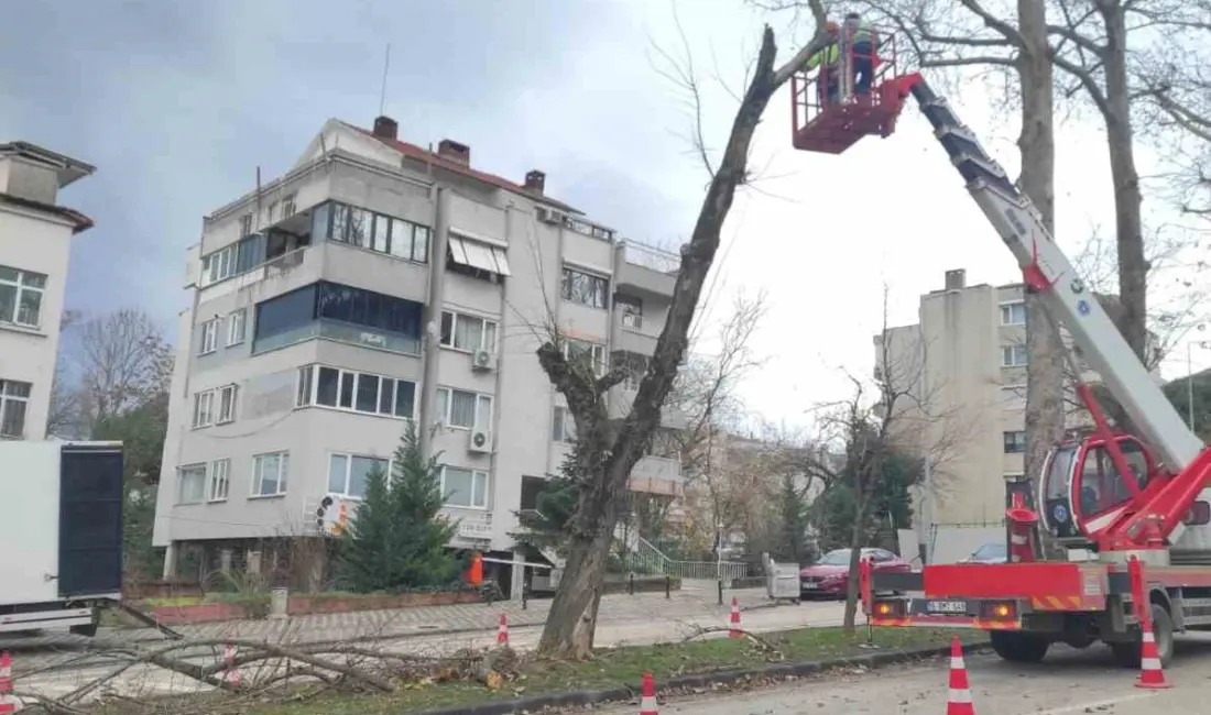 Bursa Büyükşehir Belediyesi’ne bağlı ekipler kent genelinde etkili olan şiddetli