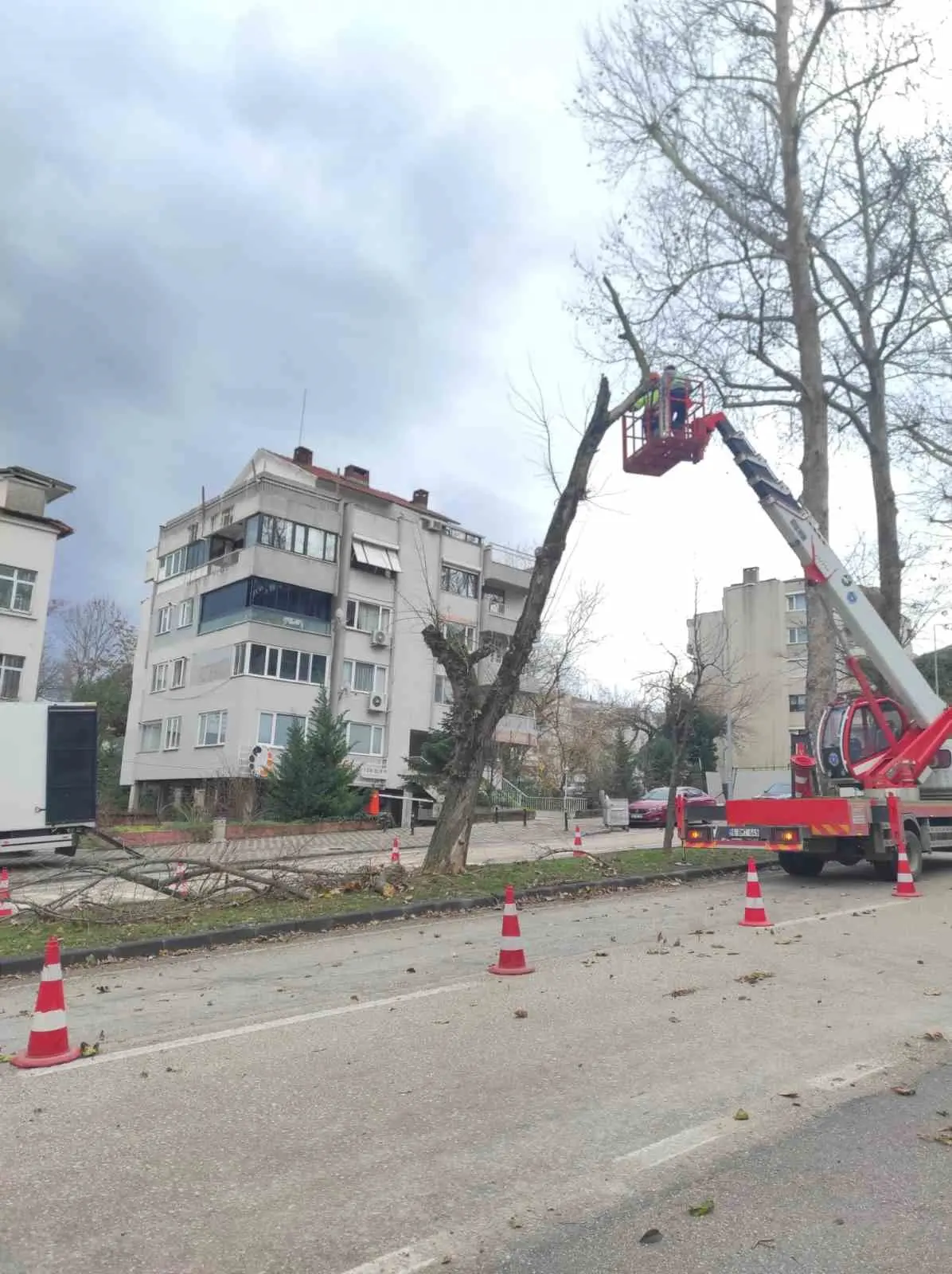 Bursa Büyükşehir Belediyesi’ne bağlı ekipler kent genelinde etkili olan şiddetli