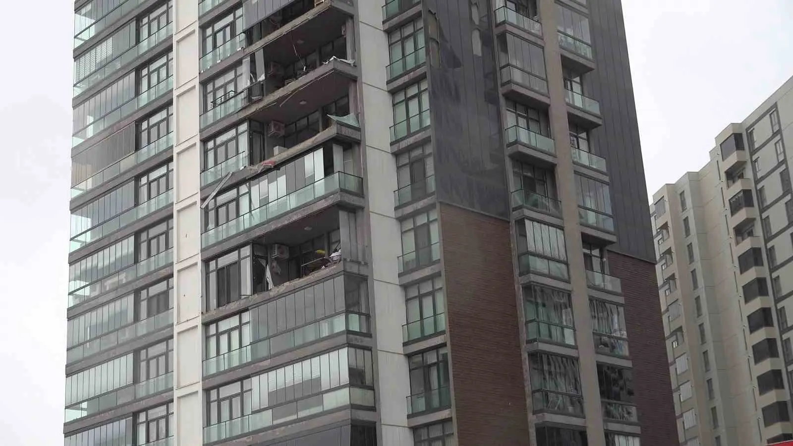 Bursa’da etkili olan lodos hayatı felç etti. Önüne kattığını sürükleyen