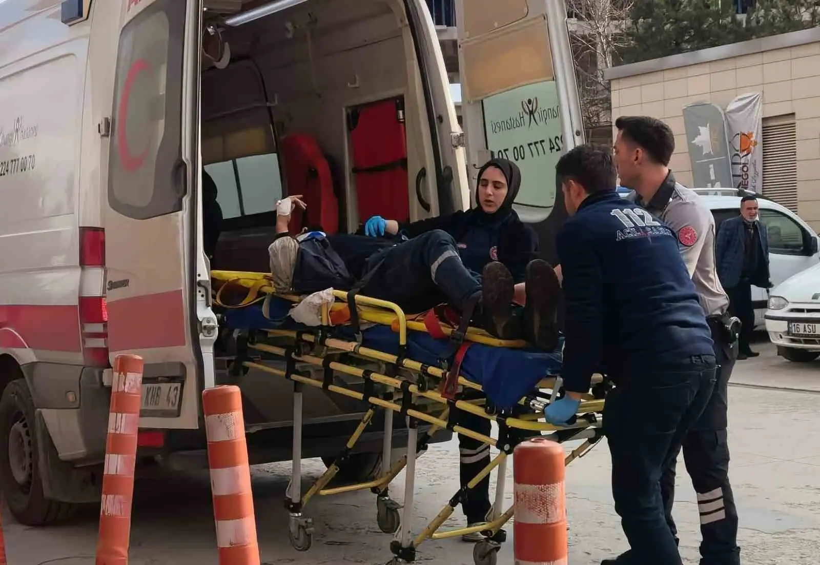 Bursa’nın İnegöl ilçesinde orman ürünlerini işleyen bir fabrikada makineye sıkışan