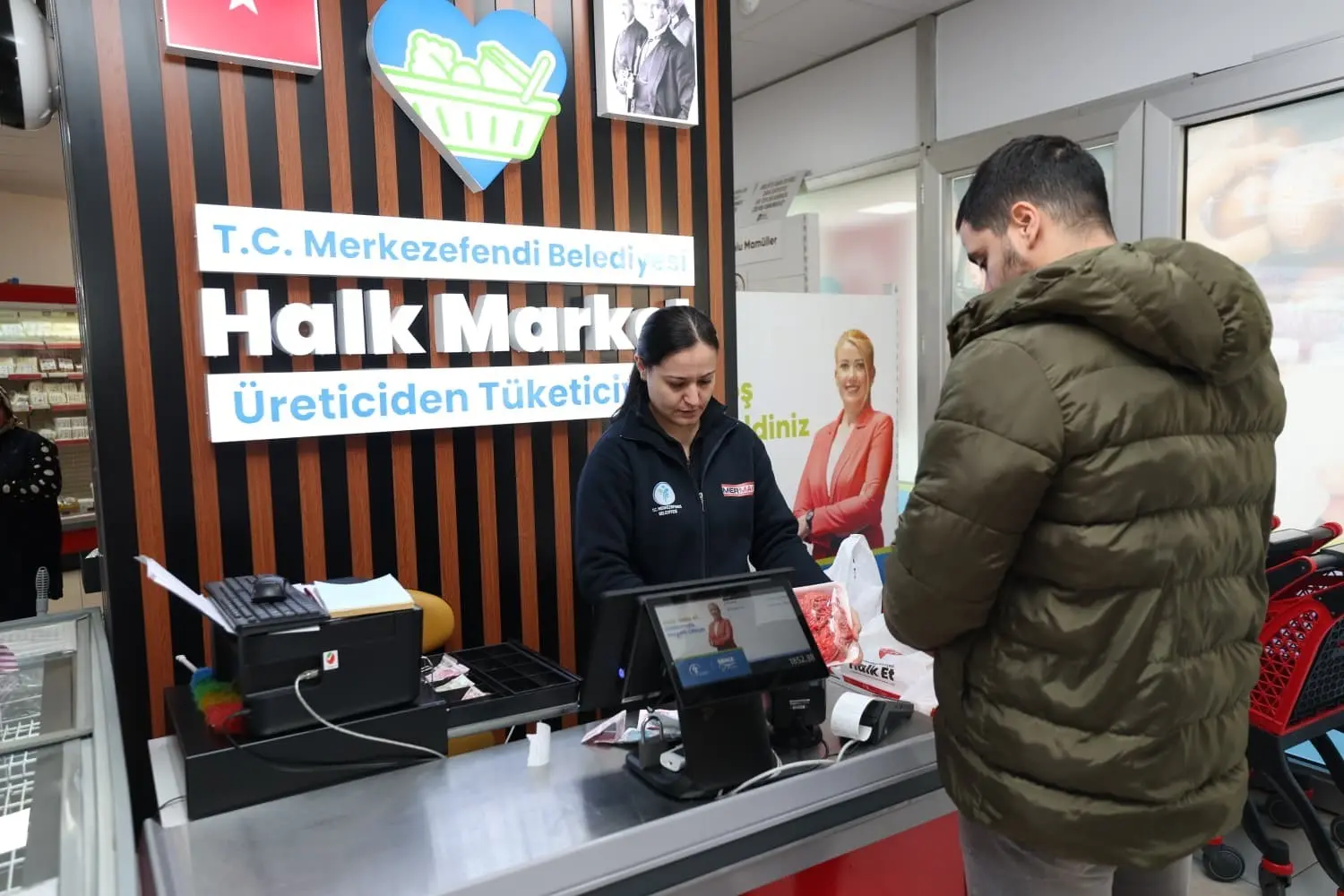 Merkezefendi Belediyesi, sosyal belediyecilik anlayışıyla hayata geçirdiği Halk Şarküteri markası