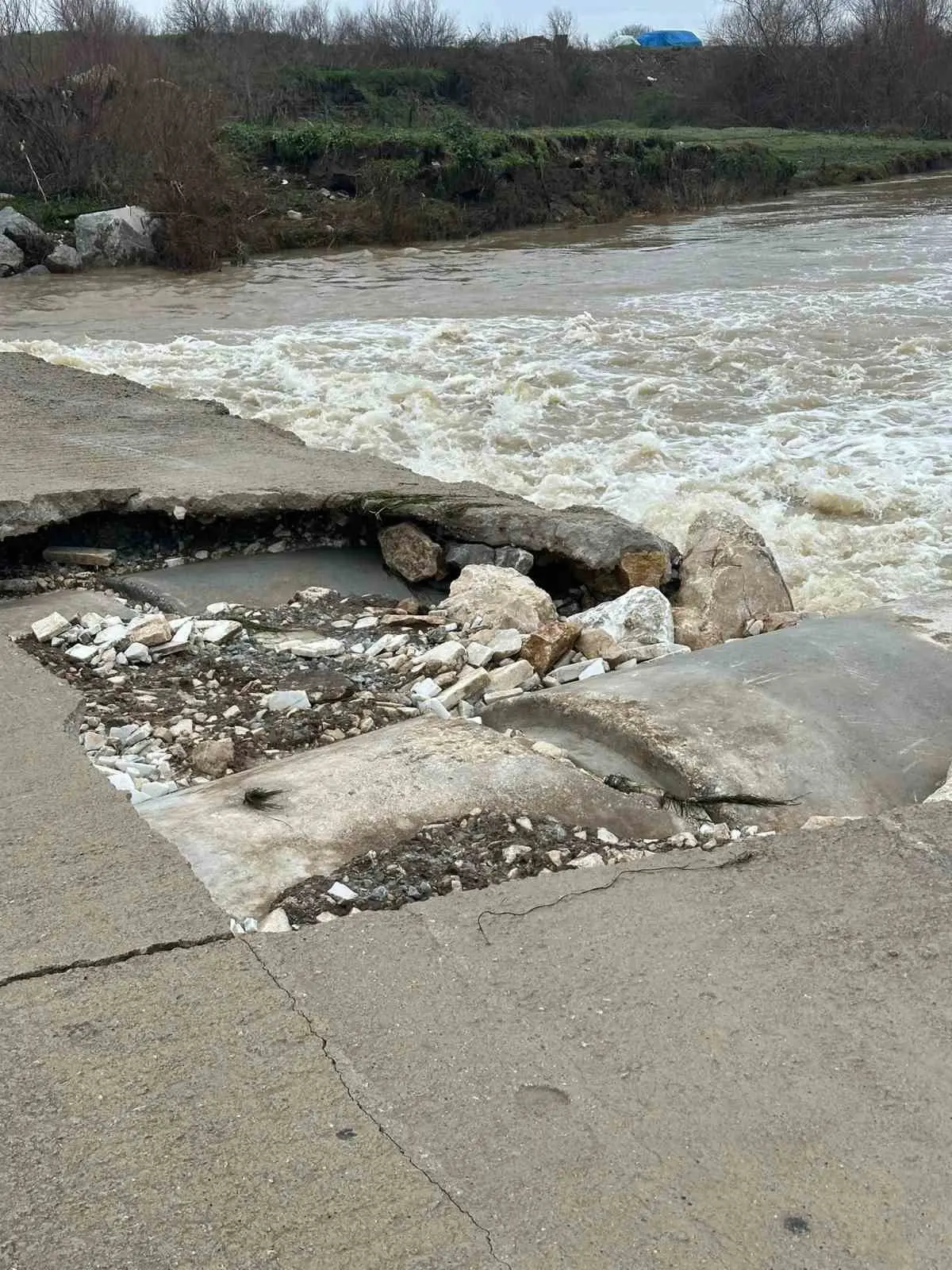 Mustafakemalpaşa’nın Yamanlı Mahallesi’nde mesire alanına geçişi sağlayan köprüdeki hasar, üzerinden