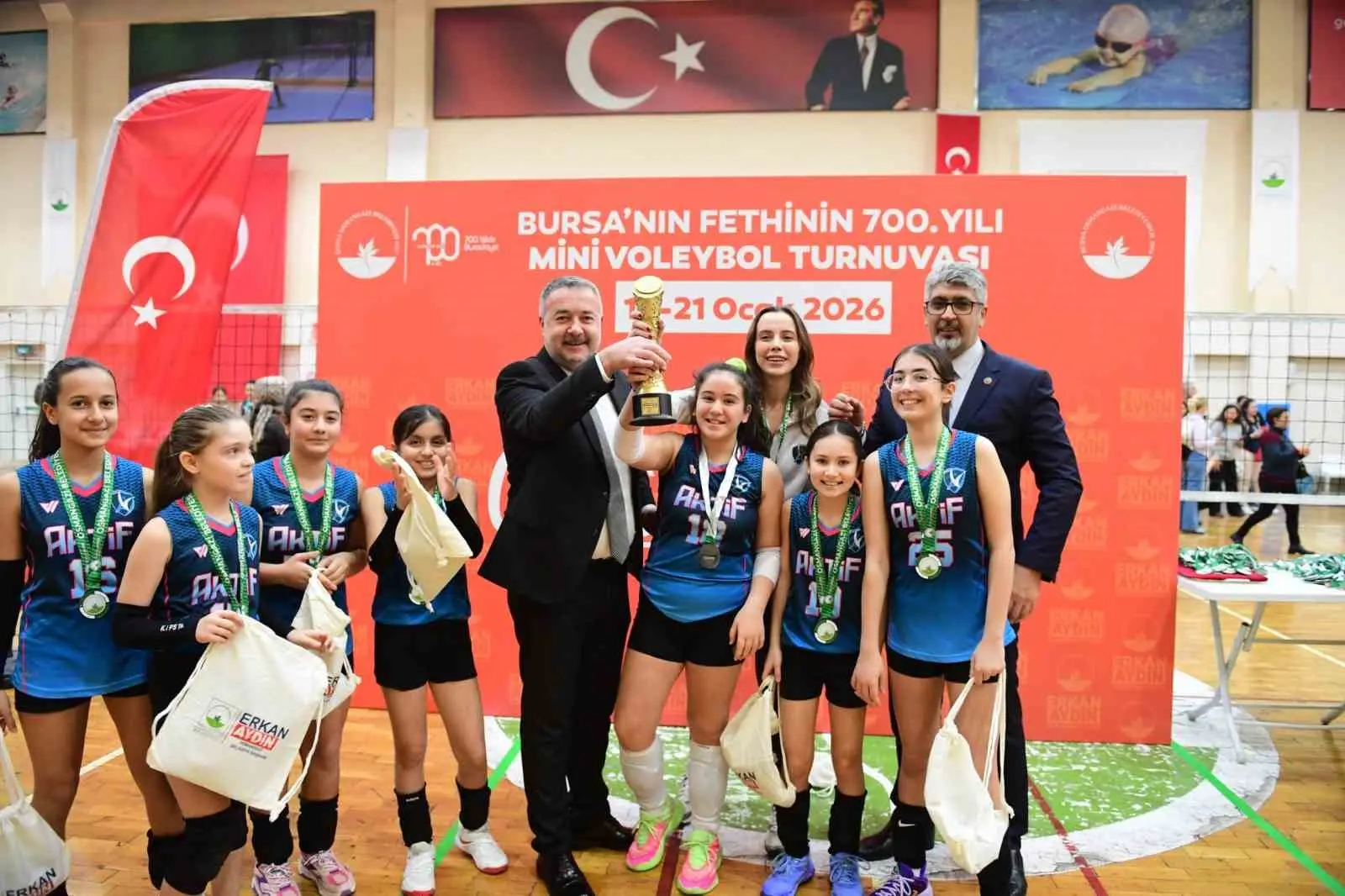 Osmangazi Belediyesi’nin Bursa’nın fethinin 700. yılı kapsamında düzenlediği Mini Voleybol