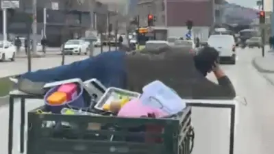 Bursa trafiğinde motorun üzerinde yatarak ilerleyen şahıs trafikteki rahat tavırlarıyla