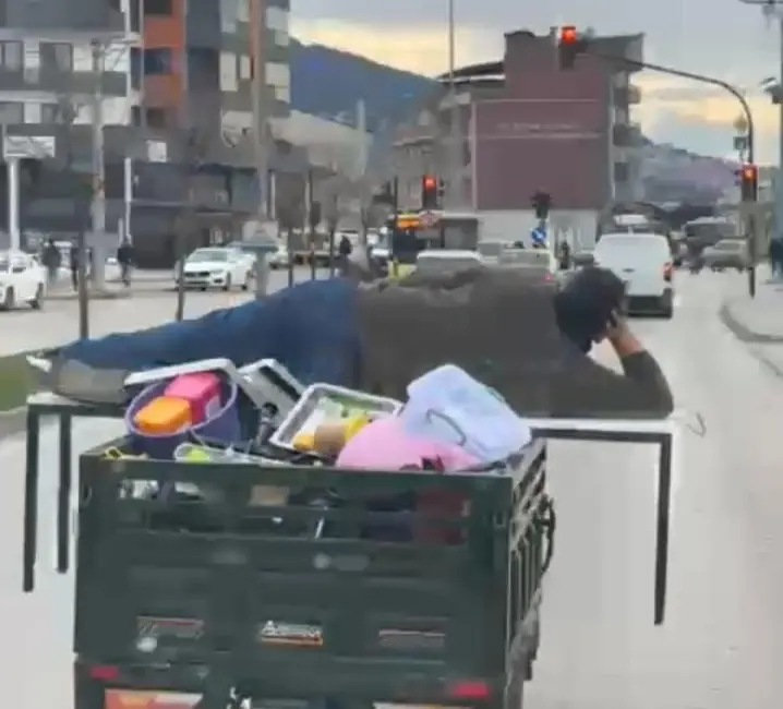 Bursa trafiğinde motorun üzerinde yatarak ilerleyen şahıs trafikteki rahat tavırlarıyla