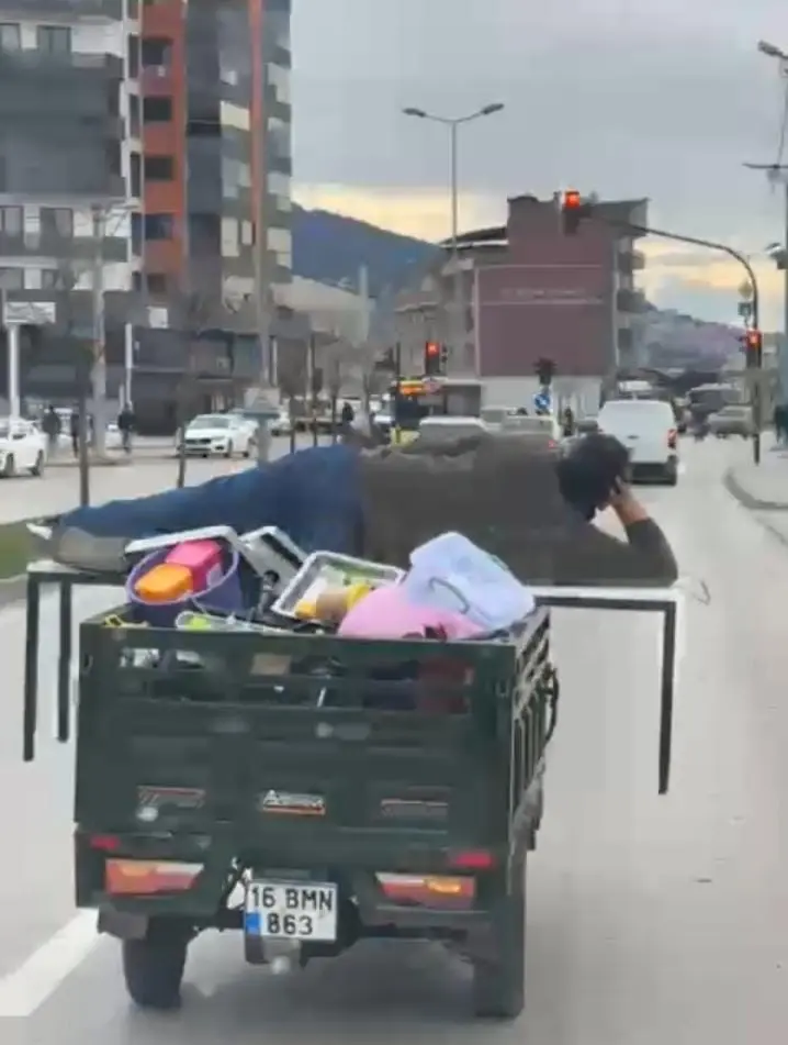 Bursa trafiğinde motorun üzerinde yatarak ilerleyen şahıs trafikteki rahat tavırlarıyla