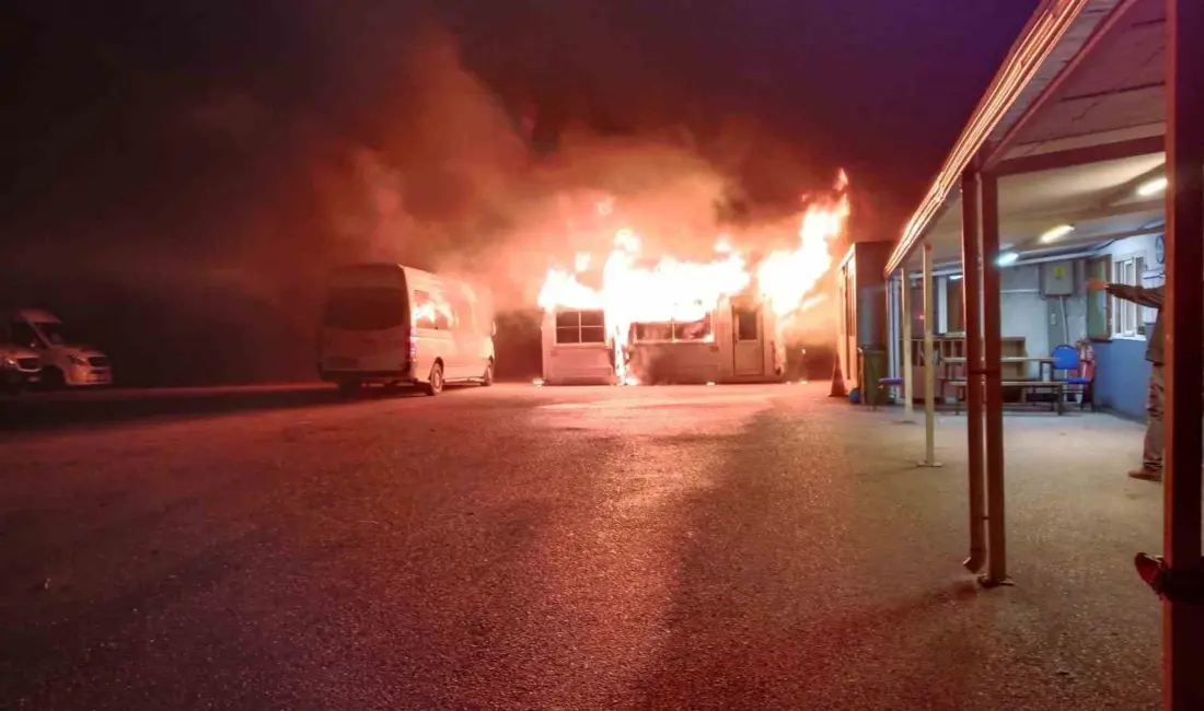Bursa’nın Mudanya ilçesinde minibüs duraklarında gece yarısı çıkan yangında 20