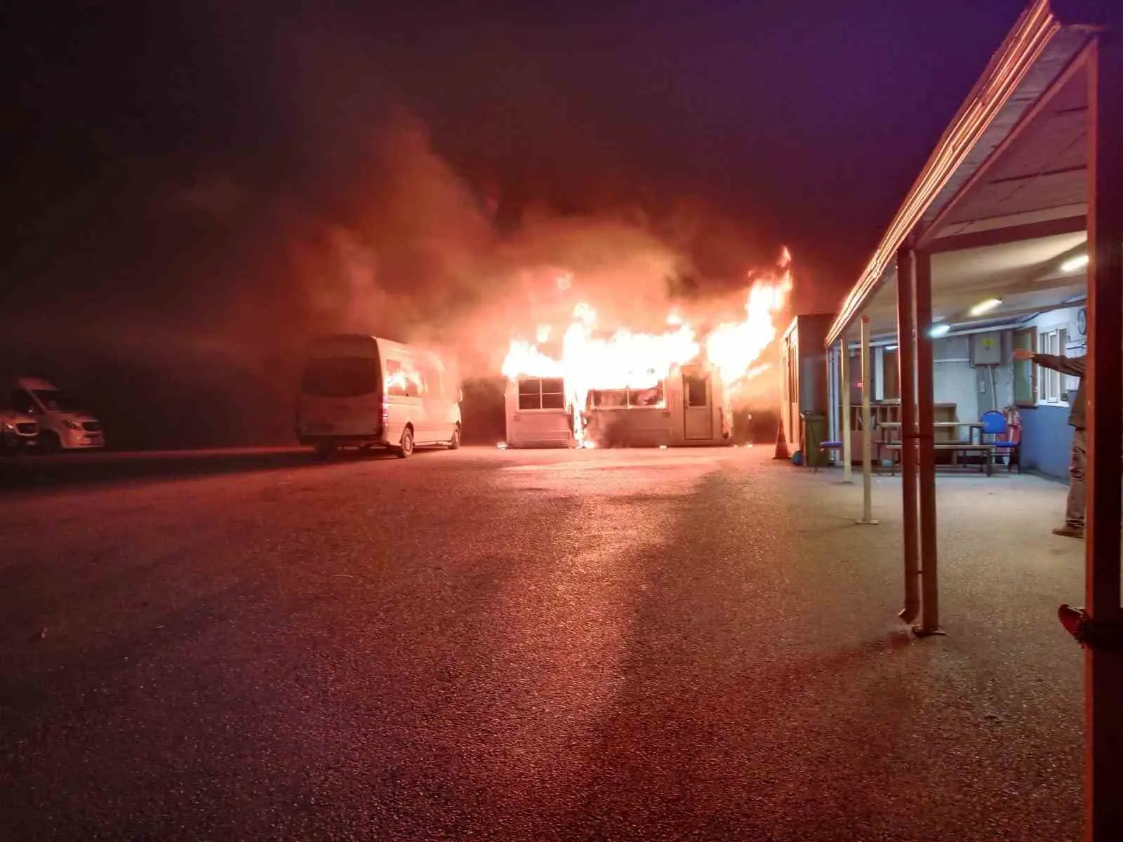 Bursa’nın Mudanya ilçesinde minibüs duraklarında gece yarısı çıkan yangında 20