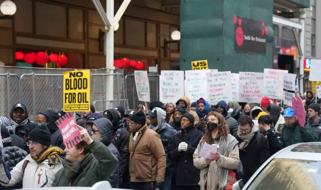 ABD’nin Venezuela’ya yönelik saldırısının ardından New York’taki Times Meydanı’nı dolduran