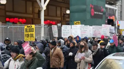 ABD’nin Venezuela’ya yönelik saldırısının ardından New York’taki Times Meydanı’nı dolduran