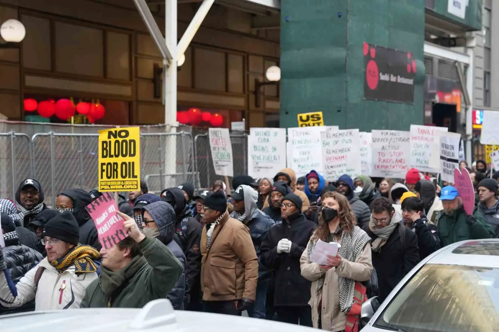 ABD’nin Venezuela’ya yönelik saldırısının ardından New York’taki Times Meydanı’nı dolduran