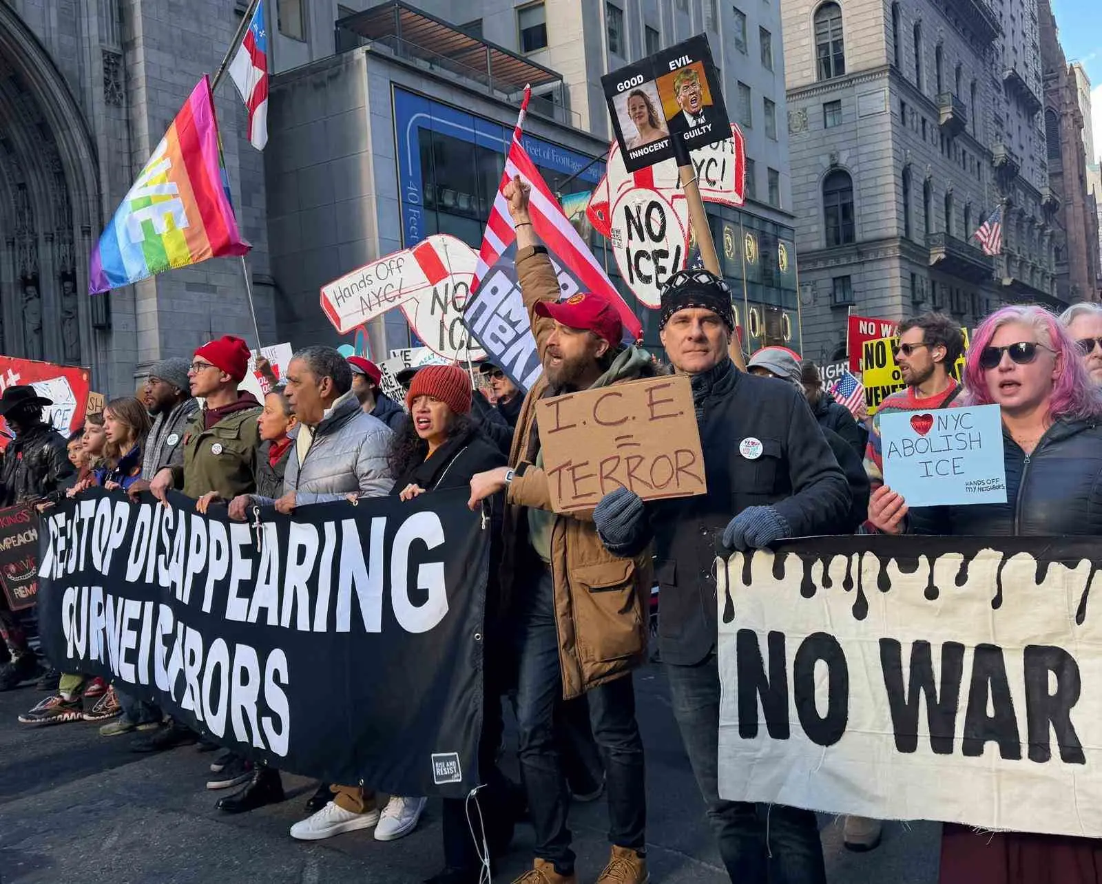 ABD’nin New York şehrinde binlerce kişi, bir ABD Göçmenlik ve