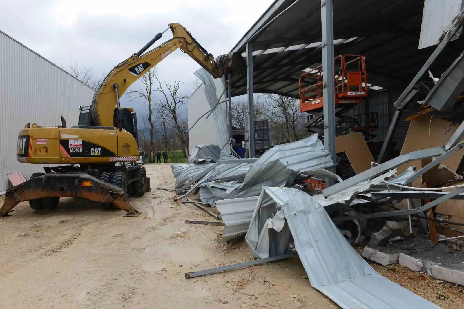 Nilüfer Belediyesi, kaçak yapılaşmayla mücadelesini kararlılıkla sürdürüyor. Belediye ekipleri son