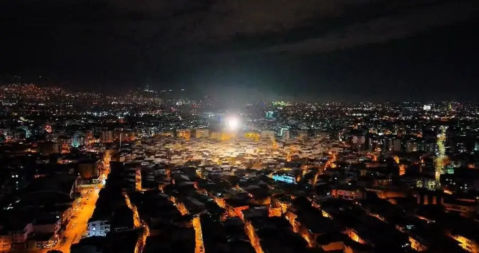 Bursa’da yeni yıla girerken gökyüzü binlerce havai fişekle aydınlandı. Saatler