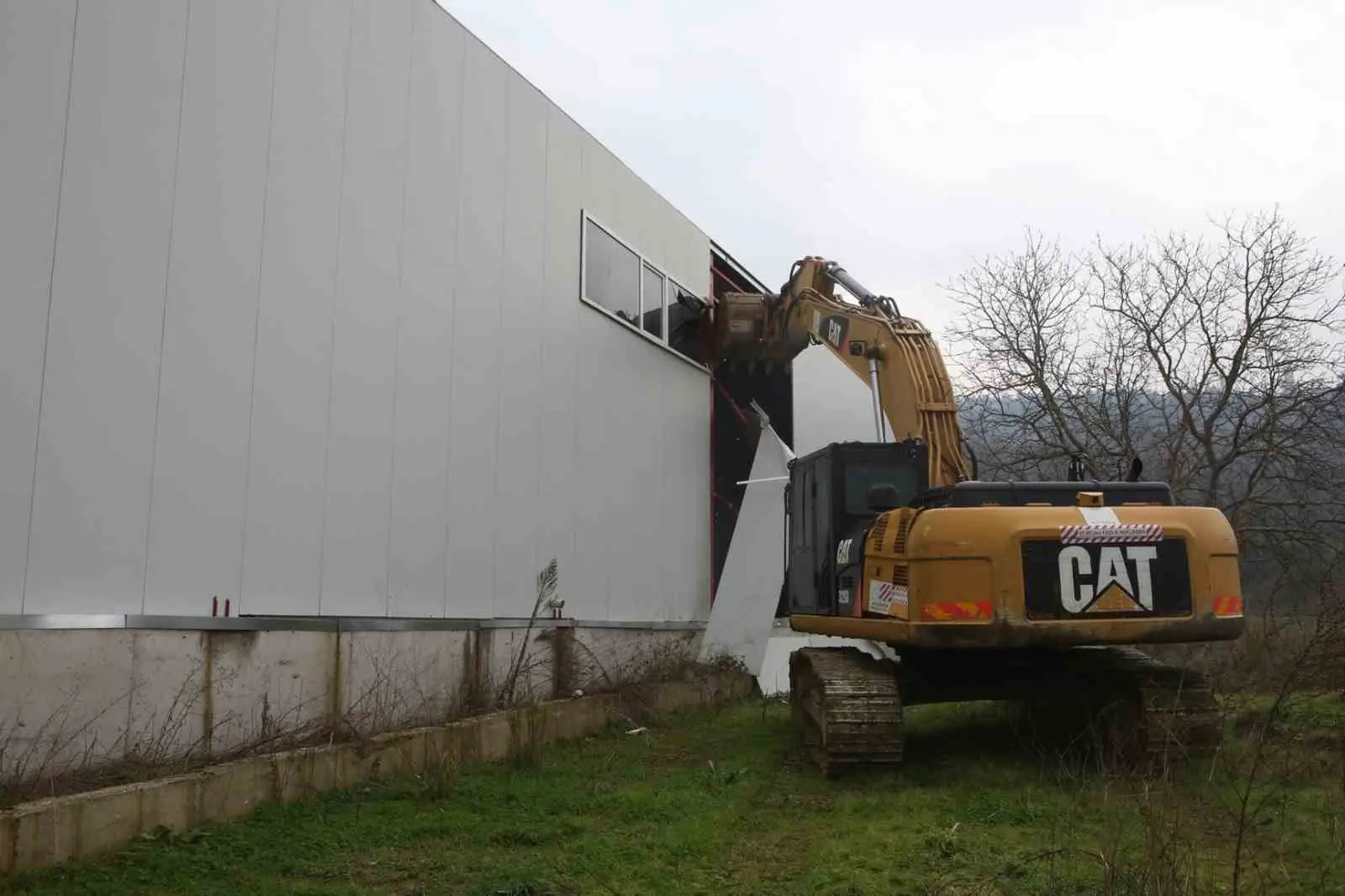 Nilüfer Belediyesi yıkım ekipleri, Tahtalı ve Yaylacık Mahallesi’nde toplam bin