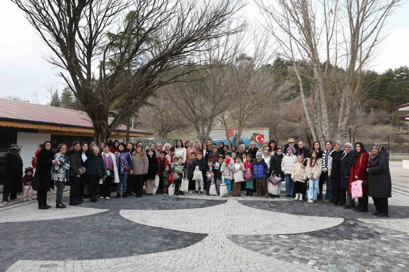 Nilüferli kadınların ördüğü atkı, bere ve yastıklar, Harmancıklı çocuklara ulaştı.