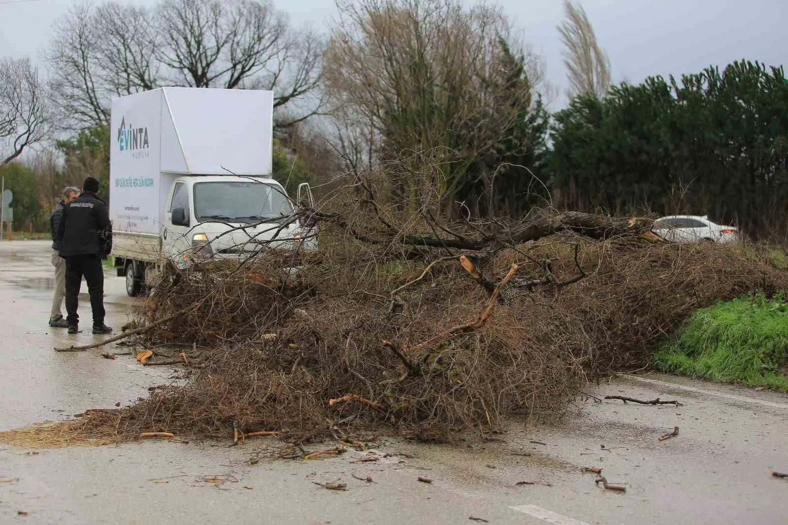 Osmangazi Belediyesi, Bursa’da sabah saatlerinden itibaren etkisini artıran lodos ve