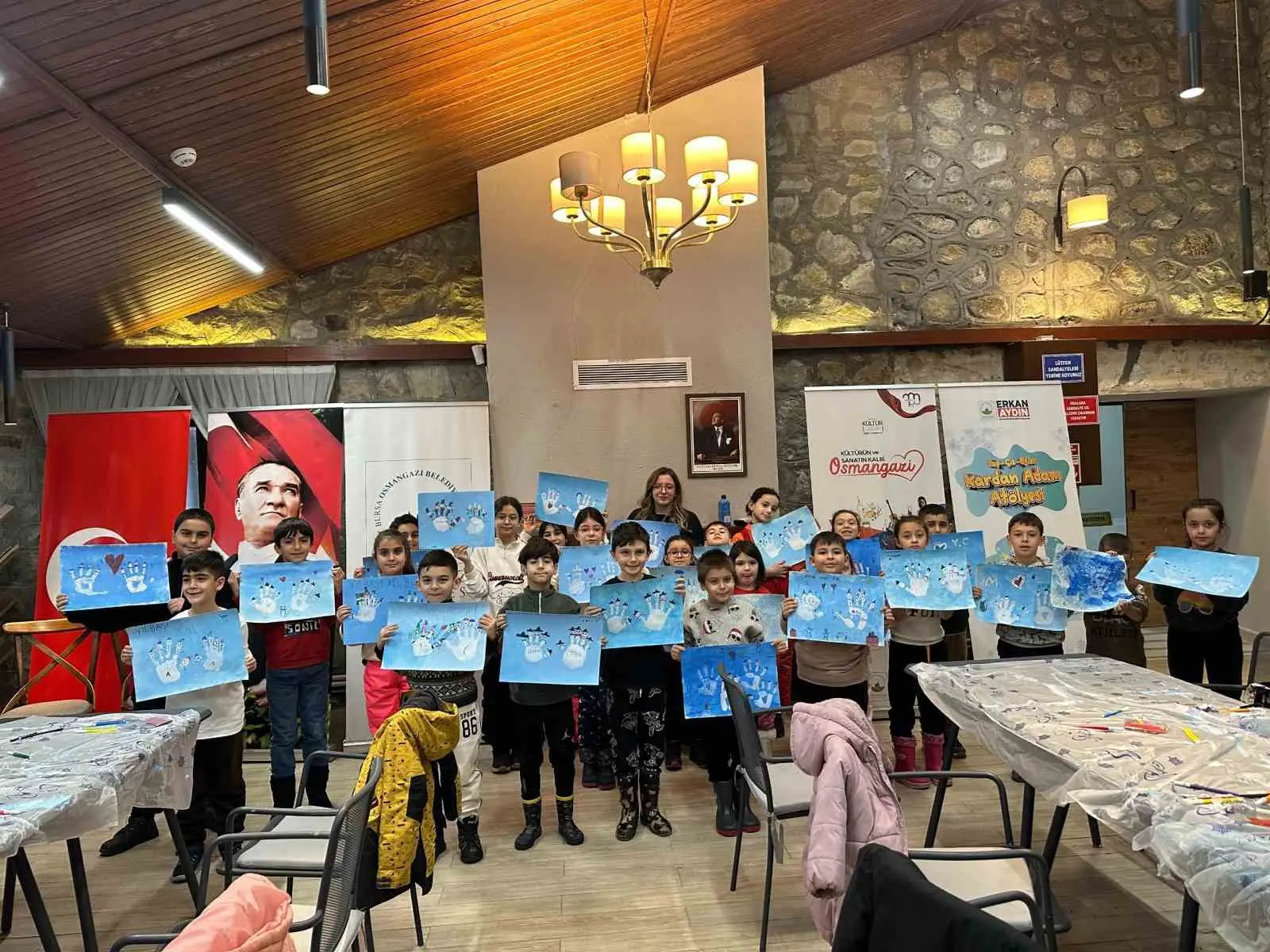 Osmangazi Belediyesi’nin Sarıalan’da hayata geçirdiği Yap-Çiz-Eğlen Kardan Adam Atölyesi, çocuklara