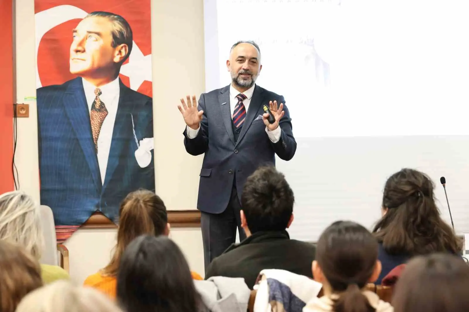 Osmangazi Belediyesi tarafından düzenlenen felsefe buluşmasında felsefenin gündelik hayatla nasıl