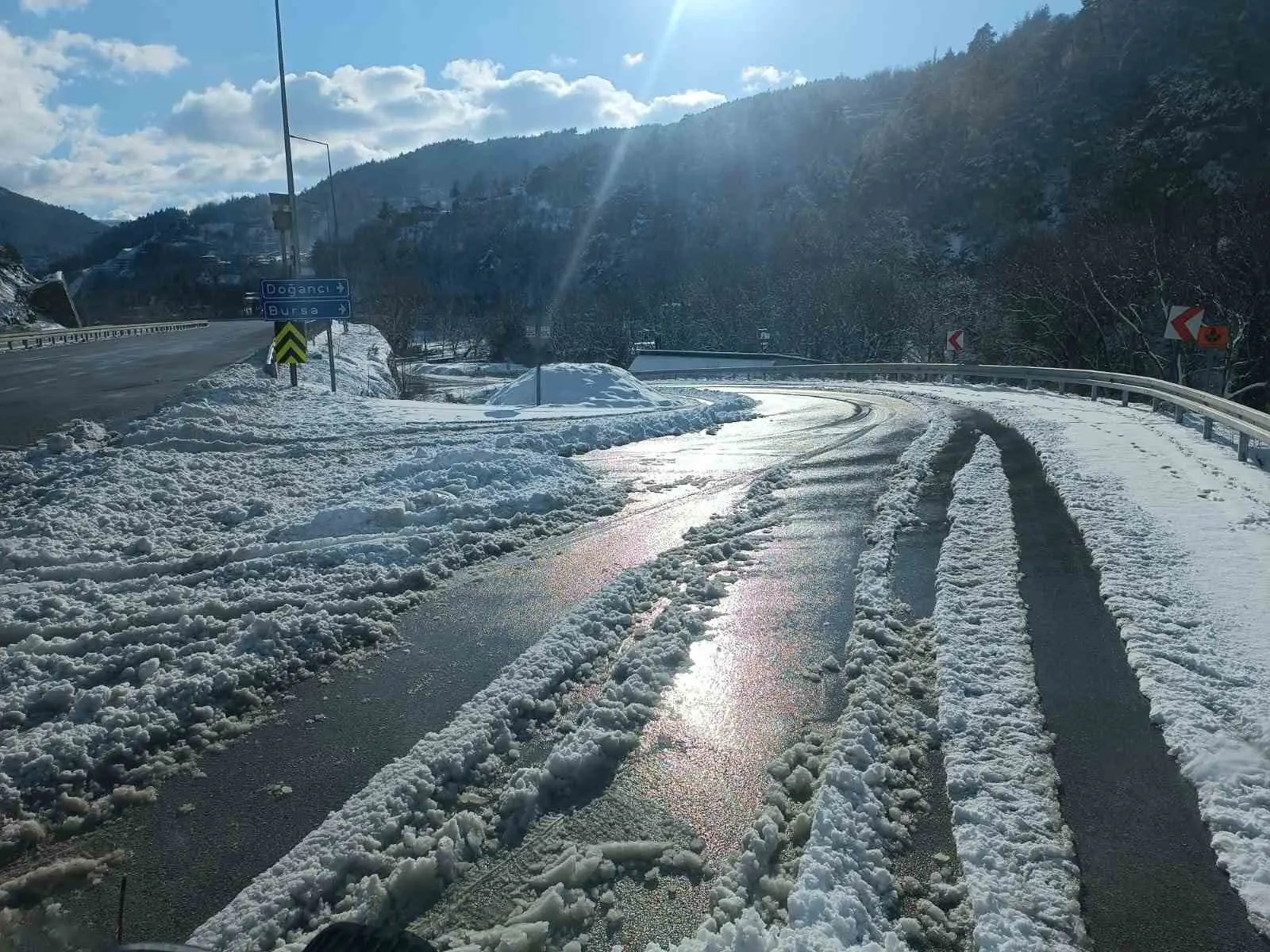 Osmangazi Belediyesi, kış şartlarının etkisini artırdığı günlerde ilçe genelinde karla