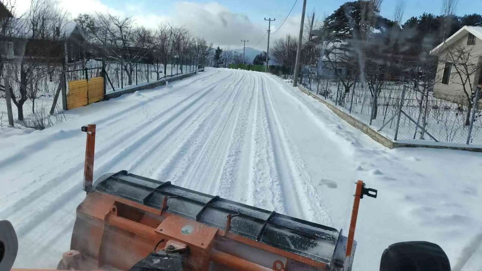 Osmangazi Belediyesi Fen İşleri Müdürlüğü ekipleri, ilçenin yüksek kesimlerinde etkili