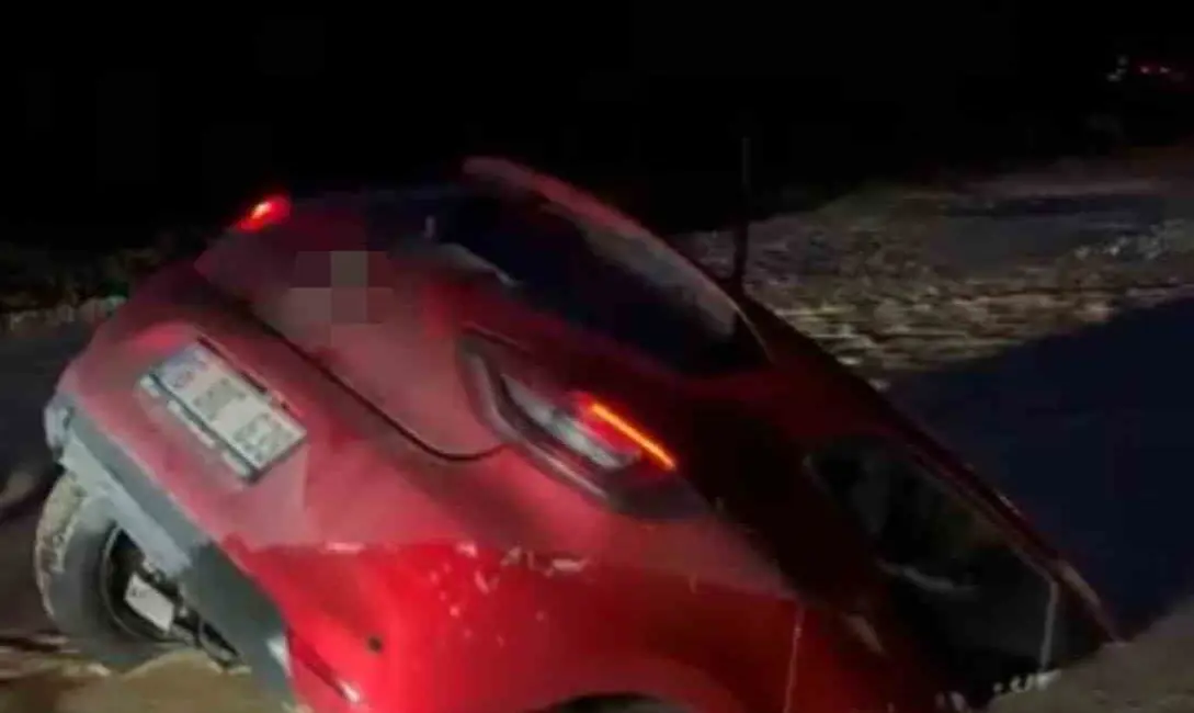 Bursa’nın Nilüfer ilçesinde yol çalışması nedeniyle oluşan çamura giren otomobil