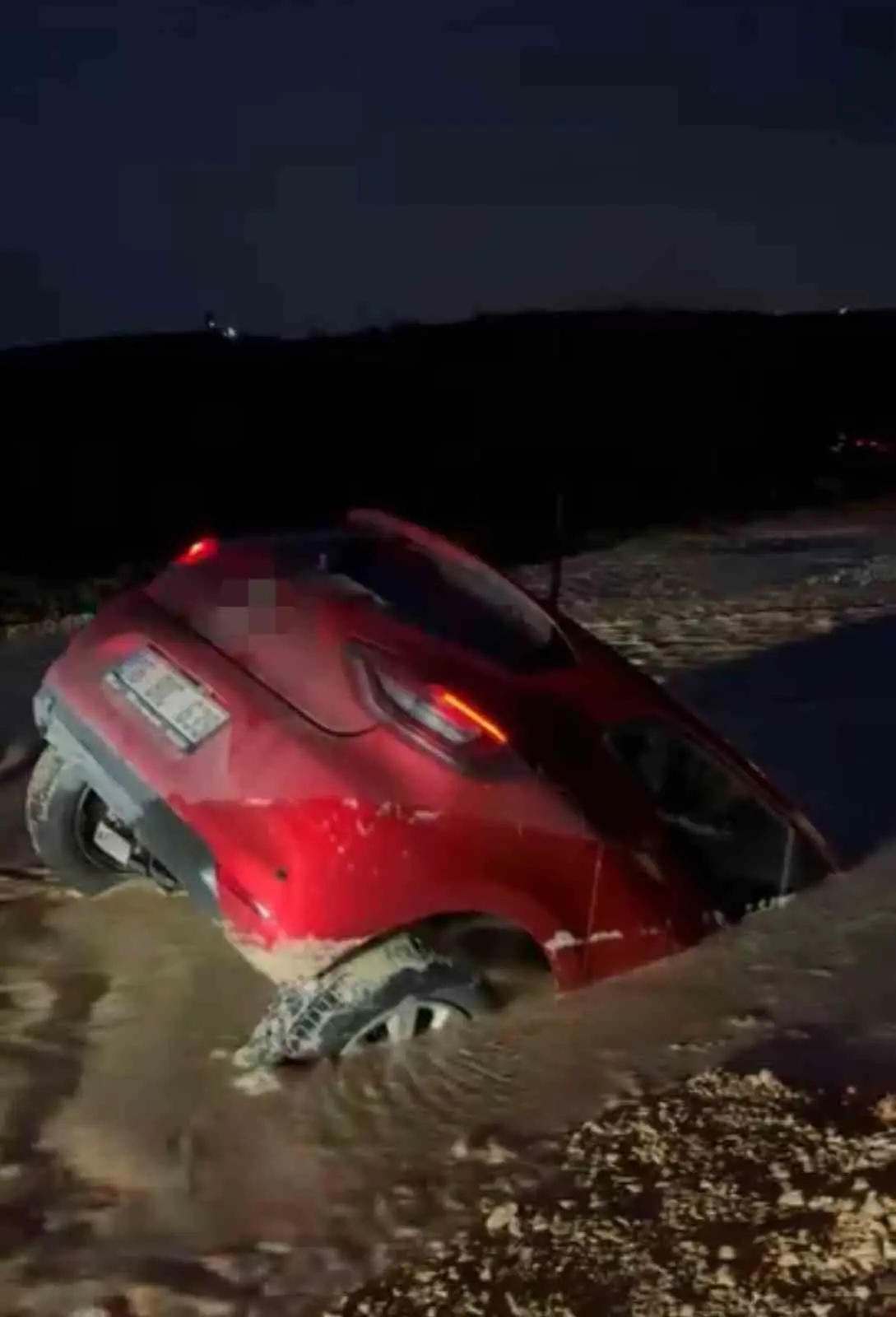 Bursa’nın Nilüfer ilçesinde yol çalışması nedeniyle oluşan çamura giren otomobil