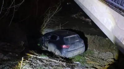 Bursa’nın İnegöl ilçesinde kontrolden çıkan otomobilin dereye uçtuğu kazada sürücü