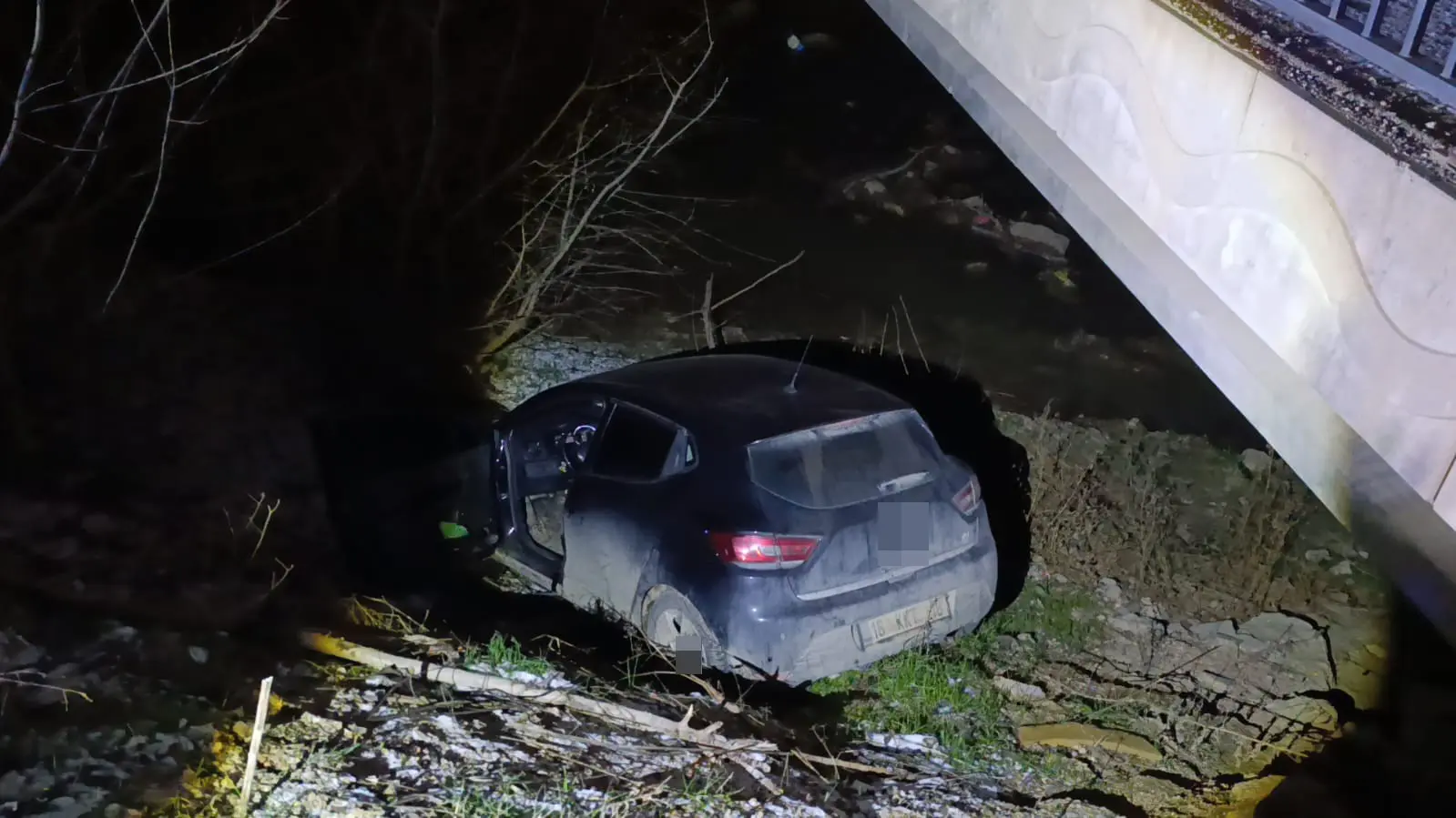 Bursa’nın İnegöl ilçesinde kontrolden çıkan otomobilin dereye uçtuğu kazada sürücü