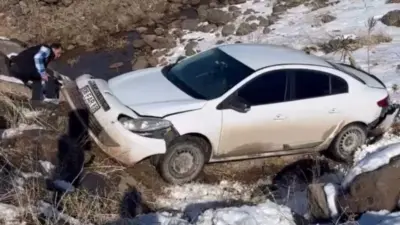 Şanlıurfa’nın Siverek ilçesinde, kar yağışı nedeniyle buzlanan yolda kontrolden çıkan