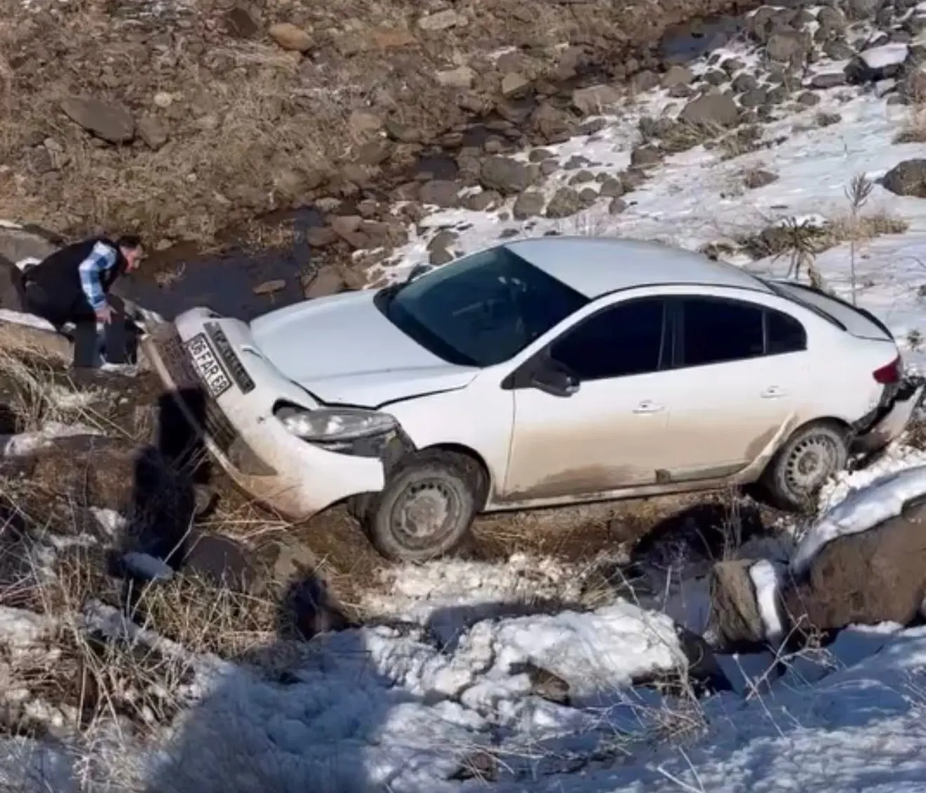 Şanlıurfa’nın Siverek ilçesinde, kar yağışı nedeniyle buzlanan yolda kontrolden çıkan