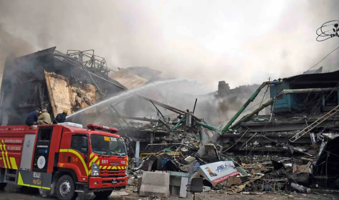 Pakistan’da dün bir AVM’de çıkan yangında alevlerden kaçmak isteyen 2