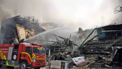 Pakistan’da dün bir AVM’de çıkan yangında alevlerden kaçmak isteyen 2