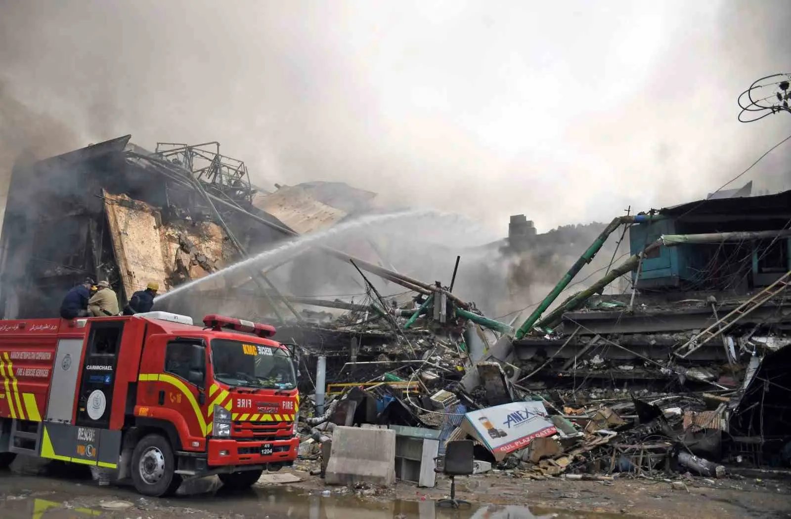 Pakistan’da dün bir AVM’de çıkan yangında alevlerden kaçmak isteyen 2