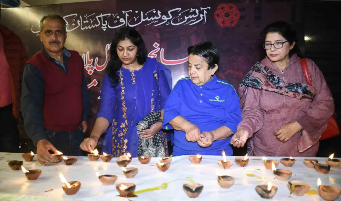 Pakistanlı yetkililer, Karaçi kentindeki Gul Plaza Alışveriş Merkezi’nde (AVM) 17