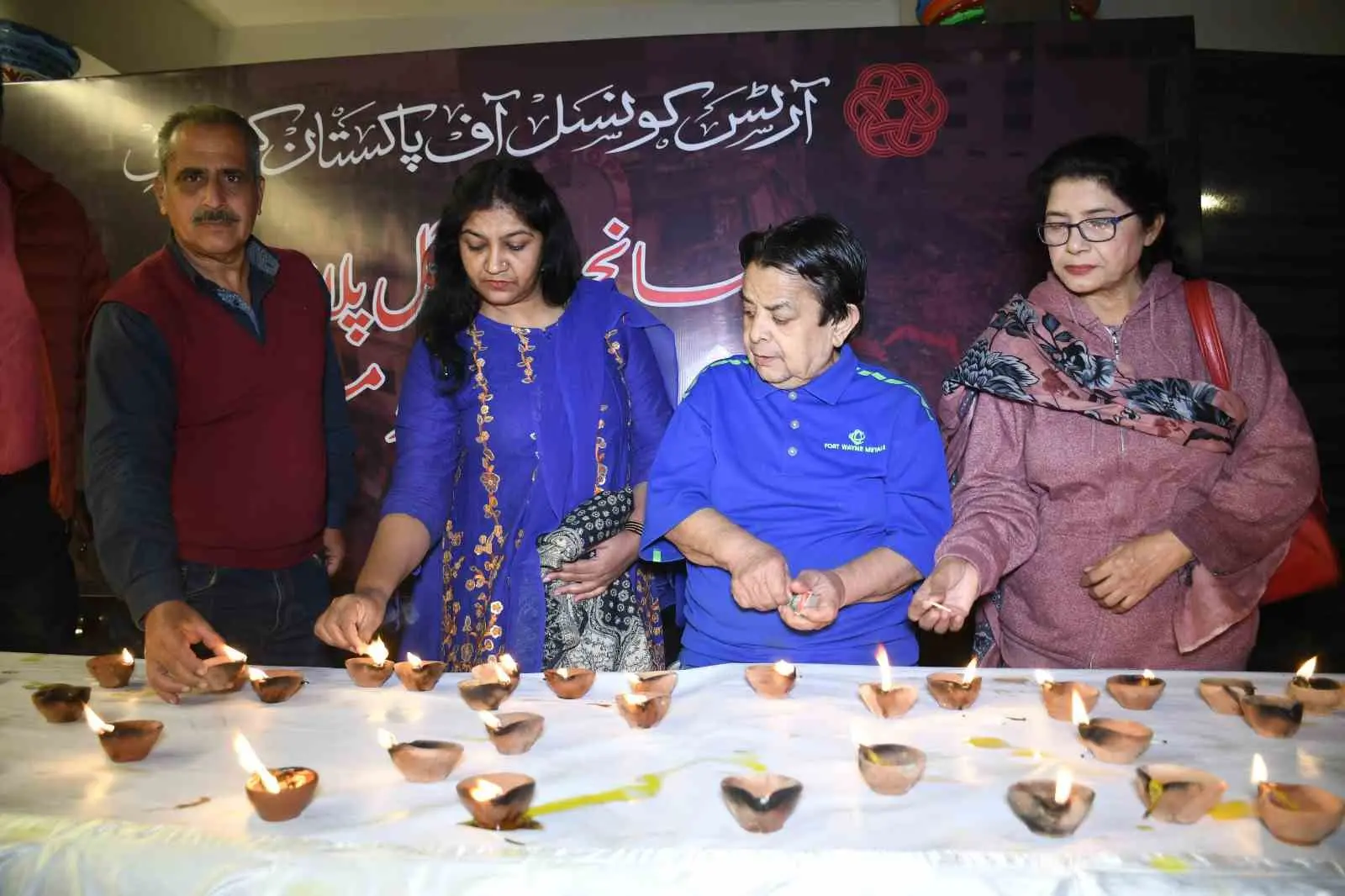 Pakistanlı yetkililer, Karaçi kentindeki Gul Plaza Alışveriş Merkezi’nde (AVM) 17