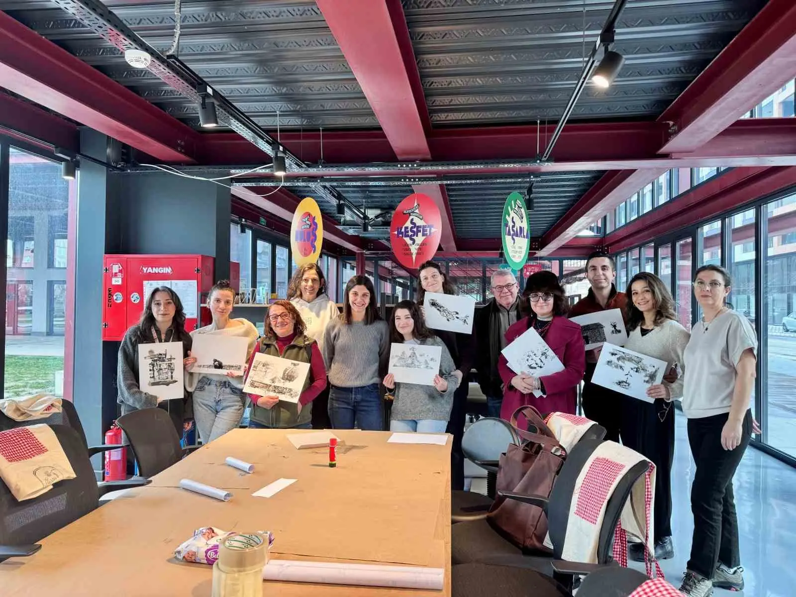 Nilüfer Belediyesi’nin düzenlediği “Depoda Sanat Var” programı, sanatseverleri deneysel üretim