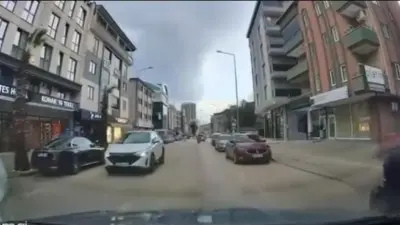 Bursa’nın Nilüfer ilçesinde park halindeki araçların arasından yola çıkan yayaya