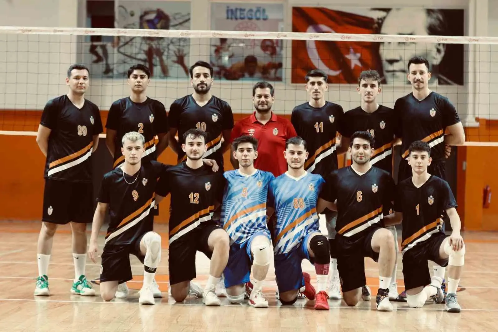 Tamamı İnegöllü altyapı sporcularından oluşan İnegöl Belediyespor Erkek Voleybol Takımı,