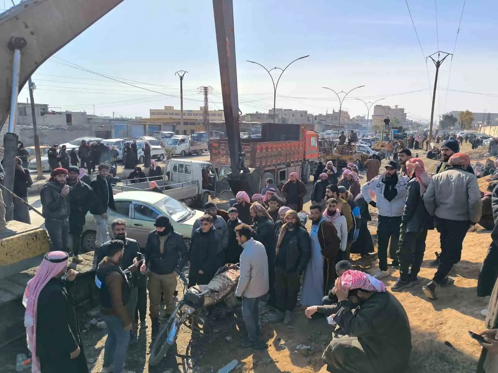 Suriye’nin Rakka kentinde aileler, El-Aktan Cezaevi yakınlarında terör örgütü PKK/YPG’nin