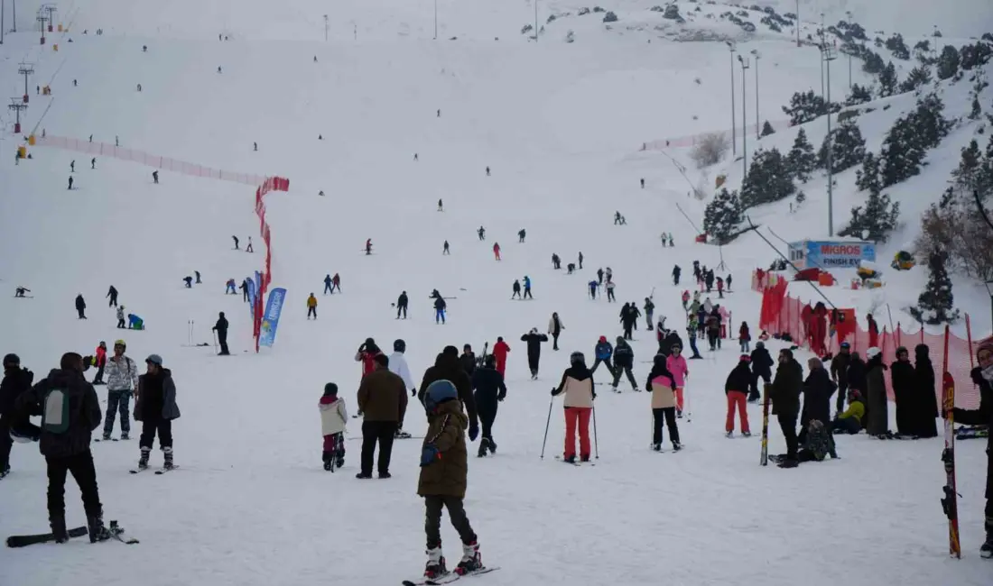 Son dönemin popüler rap sanatçılarından Çakal.95 lakaplı Emirhan Çakal, kayak