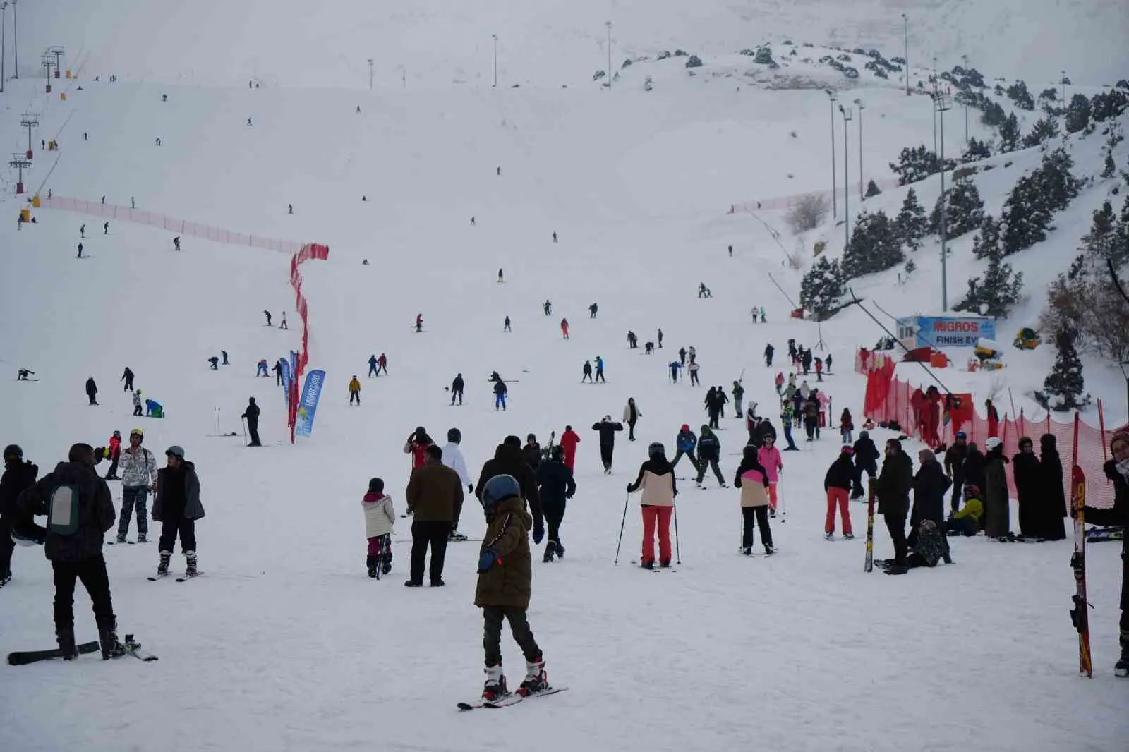 Son dönemin popüler rap sanatçılarından Çakal.95 lakaplı Emirhan Çakal, kayak