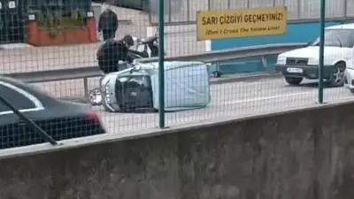 Bursa’da şiddetli rüzgarın etkisiyle devrilen mini otomobilde bulunan sürücü, çevredeki