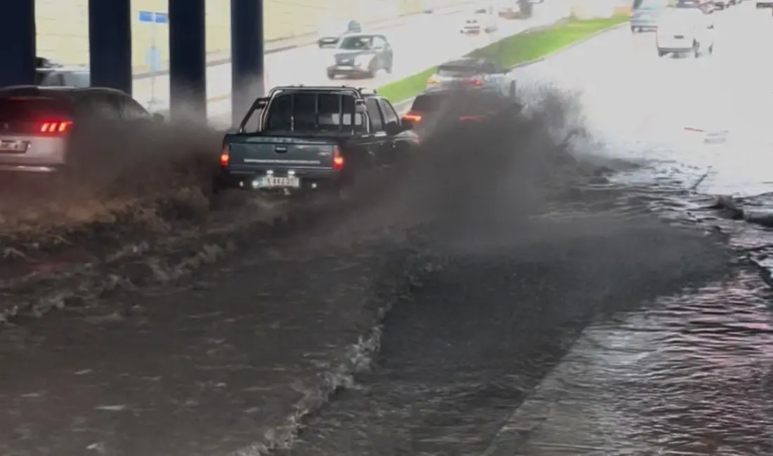 Bursa’da sabah saatleri itibariyle etkisini gösteren sağanak yağış, kent merkezini