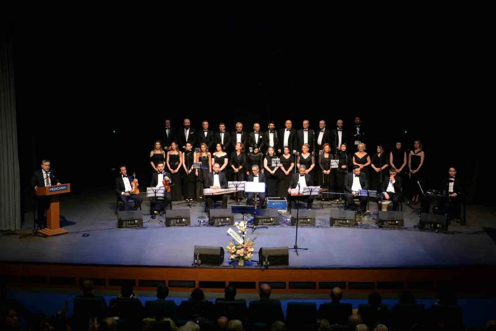 Medicana Bursa Hastanesi çalışanlarından oluşan Türk sanat müziği korosu, Bursalı