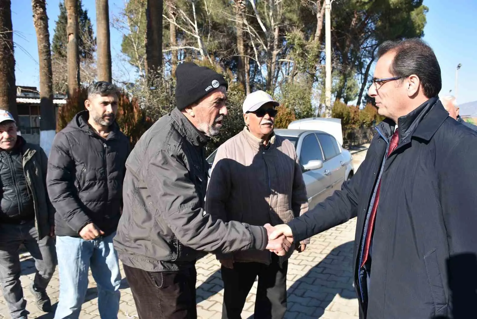 Manisa’nın Salihli ilçe Kaymakamı Ali Güldoğan, ilçeye bağlı Emirhacılı ve